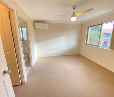 A luxury townhouse. Close to train, bus and schools. 3 Bedrooms Tow... - Photo 2
