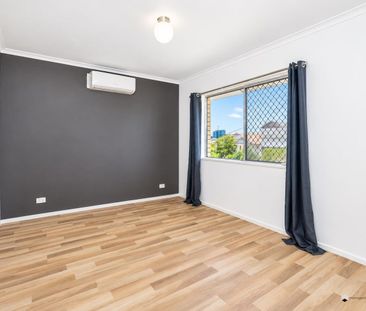 Top-Floor New Farm Apartment with Refreshed Interior - Photo 4