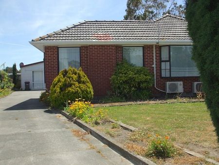 A self-contained flat behind a main house - Photo 2