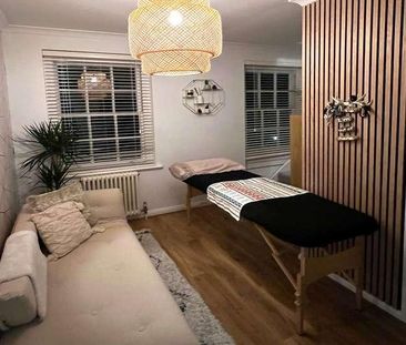 Park Lawn, Farnham Royal, SL2 - Photo 1