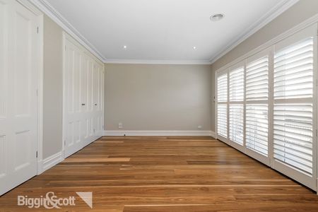 Elegant House Of Huge Spaces, Storage & Comfort To Work From Home - Photo 5