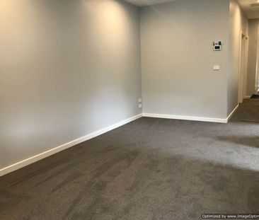 Modern and stylish three bedroom two bathroom townhouse in quiet lo... - Photo 2