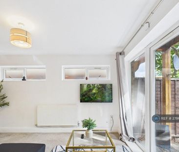 4 bedroom semi-detached house to rent - Photo 5