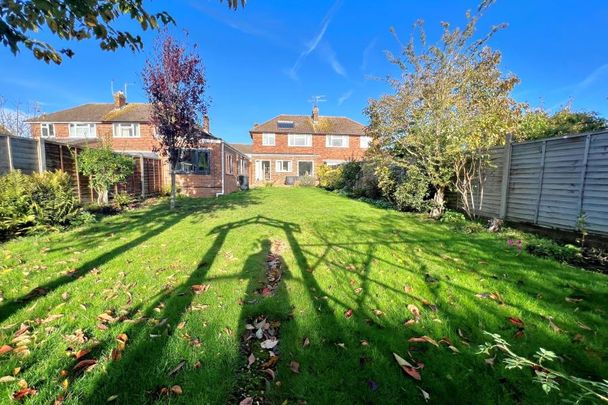 25 Copthall Way, Addlestone - 3 bedrooms Property for lettings - Seymours - Photo 1