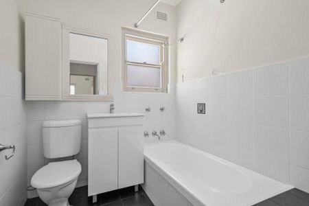 Cozy and Convenient Two Bedroom Unit - Photo 4