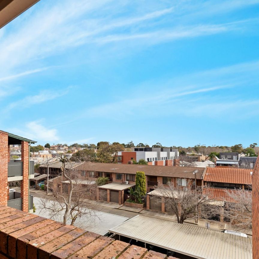 Studio with parkland frontage - Photo 1