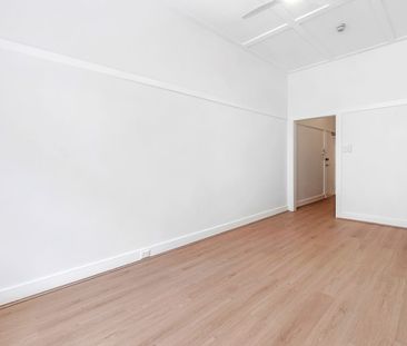 NORTH FACING CHARACTER APARTMENT IN SENSATIONAL HARBOURSIDE LOCATION - Photo 2