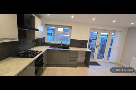 3 bedroom semi-detached house to rent - Photo 2