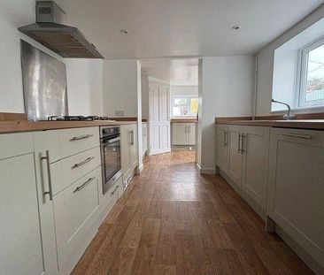 3 bedroom end of terrace house to rent - Photo 4