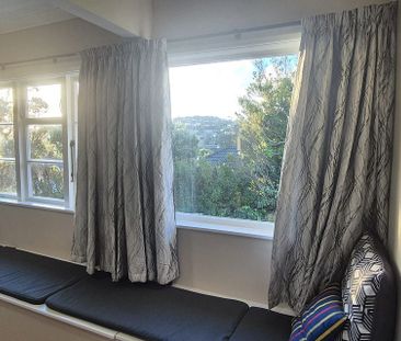 3 Bedroom double bathroom Centralised heat/cool - Photo 6