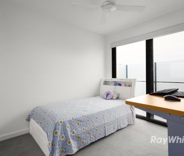 Stylish and Spacious 2-Bedroom Apartment in Carnegie - Photo 3