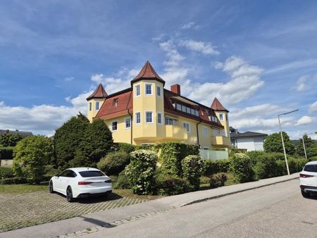 Wohnen wie im Schloss! Großzügige, stilvolle 2-Zimmer-Wohnung mit Balkon in Toplage, teilmöbliert, Tiefgarage und Freiparkplatz! - Photo 2