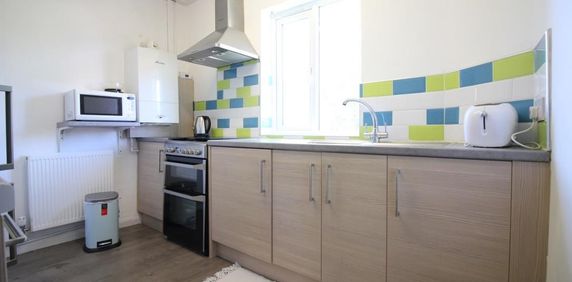 Evelyn Grove, Southall - Photo 2