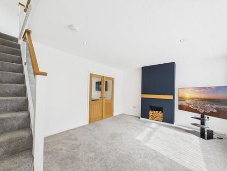 3 bedroom semi-detached house to rent - Photo 2