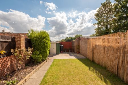 3 bedroom Terraced House to rent - Photo 2