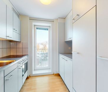 Modern Minergie apartment with glazed balcony, open kitchen & Reduit - Photo 2