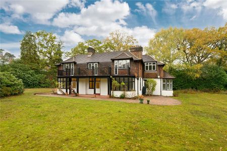 A spacious six bedroom family home situated on the sought after Crown Estate - Photo 3