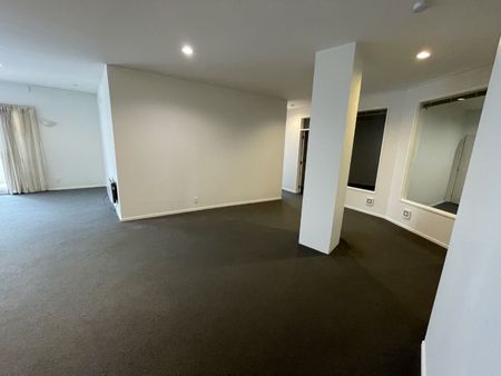 SPACIOUS, CENTRAL AND MODERN, WITH PARKING! - Photo 5