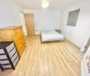 1 bedroom in a flat share to rent - Photo 2