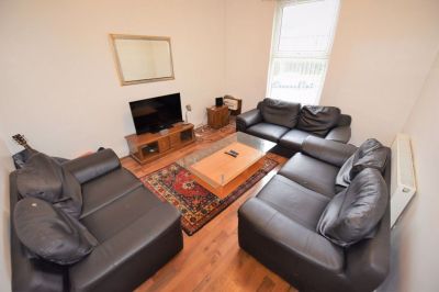 7 bedroom House in Woodsley Road (106), Leeds - Photo 1