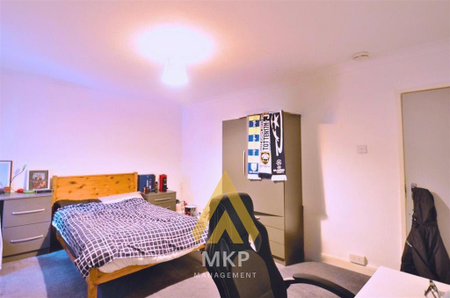 8 bedroom detached house to rent - Photo 4