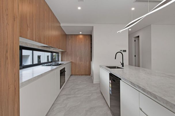 Luxury Duplex - Resort-Style Living with Pool & Multiple Ensuites - Photo 1