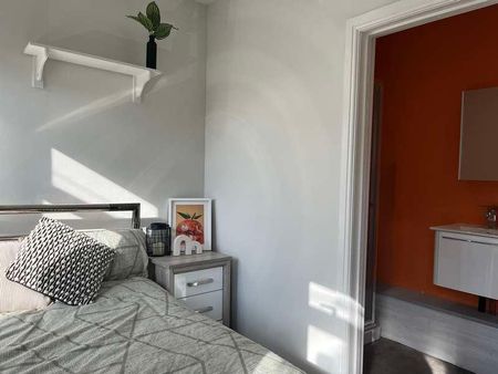 Spare Rooms // Bed & Bath // Available Now!!!, LN5 - Photo 4