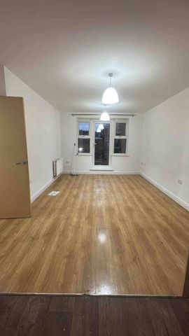 2 bed flat to rent Stanley Road, Harrow HA2 - Photo 3