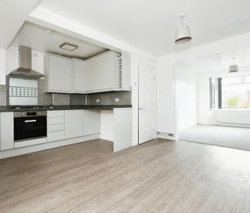 3 bedroom semi-detached house to rent - Photo 3