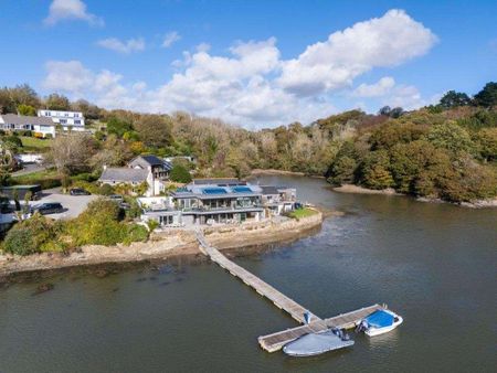 A stunning two bedroom waterside apartment with direct water access and views over the river and woodland located just a short drive from Truro City centre. - Photo 5