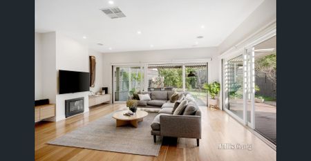 Fully renovated five bedroom in prestigious Urquhart Estate - Photo 2