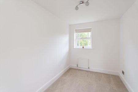 SHORT LET - An impressive, five bedroom family home set in a sought-after residential development close to Cobham Free School and ACS Cobham, available NOW, Unfurnished - Photo 5