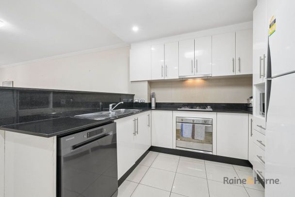 Spacious Fully Furnished 2-Bedroom Home in Prime Castle Hill Location - Photo 1