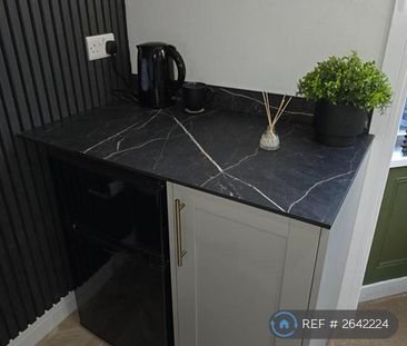 1 bedroom in a house share to rent - Photo 3