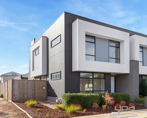 MODERN & STYLISH 3-BEDROOM HOME - Photo 1