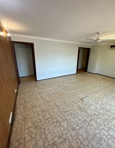 AMPLE PARKING ON ACACIA - Well Maintained 3x1 - Photo 2