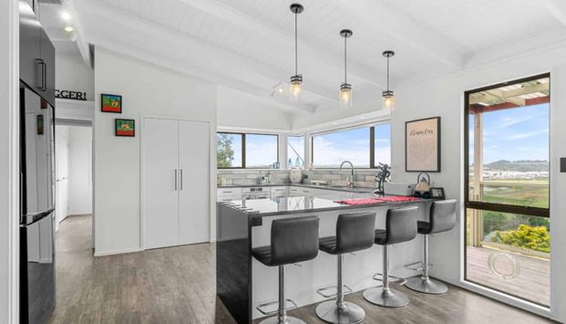 Panoramic views and city living - Photo 1