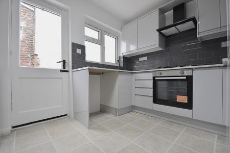 2 bedroom semi-detached house to rent - Photo 5