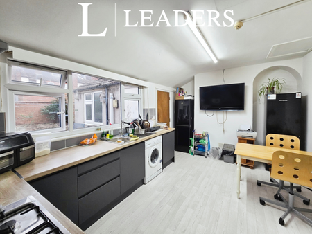 1 bedroom in a house share to rent - Photo 5