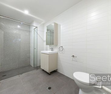 Modern Living In A Newly Renovated Spacious Two Bedroom Apartment - Photo 5