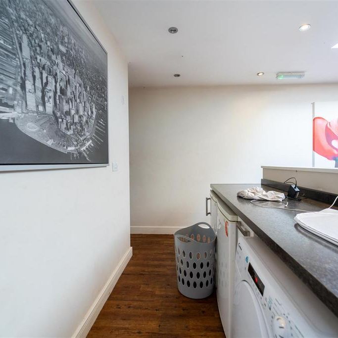 8 bedroom house to rent - Photo 1