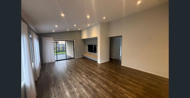 LUSH EX-DISPLAY HOME, 2 LIVING, CENTRAL COOLING - Photo 1