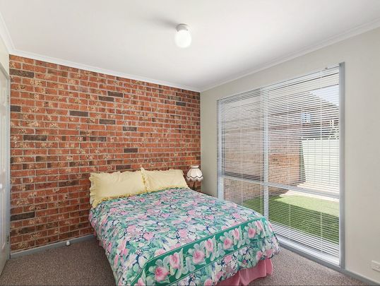 Charming 2-Bedroom Townhouse in Leafy Queanbeyan West - Photo 1