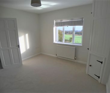 Recently Refurbished Detached Family House To Let on the Edge of Ma... - Photo 5