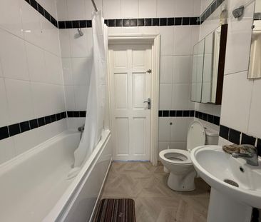 Ensuite room to let close to ilford station-£900 pcm - Photo 2