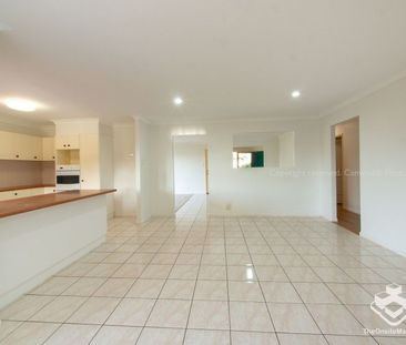 CHARMING AND LARGE LOWSET LIVING - Photo 1