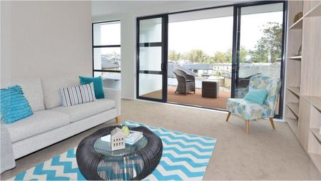 Sunny & Spacious Apartment - Photo 5