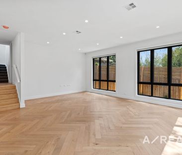 Almost Brand-New Designer Townhouse – Walk to Station, Shops & Top ... - Photo 2