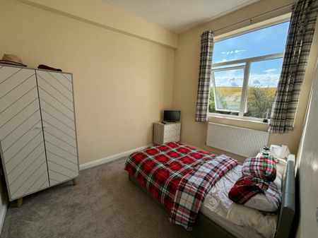1 bed Flat - To Let - Photo 3