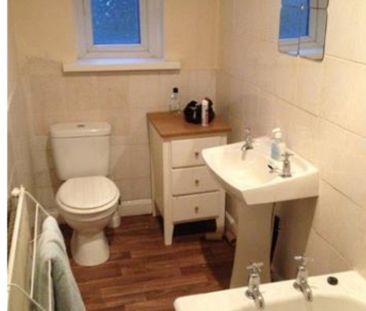 Close to university/ city centre - Photo 4